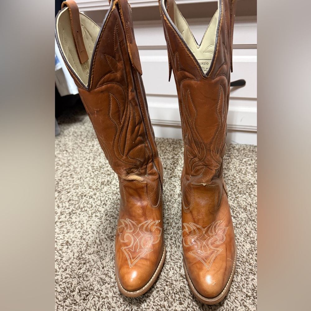 Capezio women’s Leather boot. Size 8.